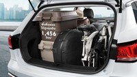 MG EP terlihat seperti mobil biasa. Berukuran panjang 4.544 mm dan jarak sumbu roda 2.665 mm, mobil listrik ini memiliki ukuran yang sama dengan mobil di segmen C. Tampilan bodi wagon menampung muatan hingga 1.456 liter dengan jok belakang terlipat. Tanpa jok belakang dilipat, kapasitas bagasinya 464 liter. Foto: Dok. Morris Garage