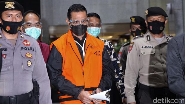 Usai ditetapkan sebagai tersangka kasus suap bansos Corona Mensos Juliari Batubara tinggalkan gedung KPK. Ia akan ditahan di Rutan KPK Cabang Pomdam Jaya Guntur