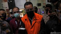 Tangan Juliari terlihat diborgol. Juliari nampak menunduk kemudian digiring masuk ke mobil tahanan oleh dua penyidik. Sebelum masuk ke mobil, Juliari sempat menanggapi pertanyaan awak media yang mencecarnya. Dia menyebut akan mengikuti proses hukum terkait kasus yang menjeratnya.