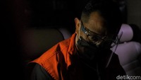 Seperti diketahui, Mensos Juliari Batubara dijerat KPK dalam kasus dugaan suap bantuan sosial Corona. Ia dijerat bersama 4 orang lainnya, yaitu Matheus Joko Santoso, Adi Wahyono, Ardian IM, dan Harry Sidabuke. Dua nama awal merupakan pejabat pembuat komitmen atau PPK di Kemensos, sedangkan 2 nama selanjutnya adalah pihak swasta sebagai vendor dari pengadaan bansos. 