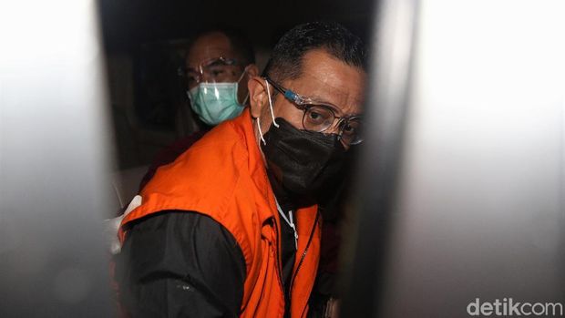 Usai ditetapkan sebagai tersangka kasus suap bansos Corona Mensos Juliari Batubara tinggalkan gedung KPK. Ia akan ditahan di Rutan KPK Cabang Pomdam Jaya Guntur