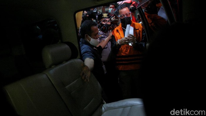 Momen Mensos Juliari Batubara Digelandang ke Rutan KPK Usai ditetapkan sebagai tersangka kasus suap bansos Corona Mensos Juliari Batubara tinggalkan gedung KPK. Ia akan ditahan di Rutan KPK Cabang Pomdam Jaya Guntur