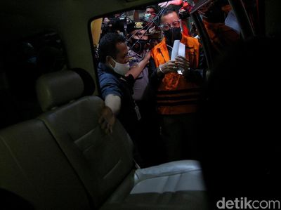 Momen Mensos Juliari Batubara Digelandang ke Rutan KPK