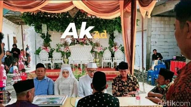 panggung pelaminan pengantin roboh