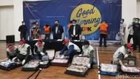 Mata uang terdiri dari rupiah dan mata uang asing. Rinciannya Rp 11,9 miliar, USD 171.085, dan sekitar SGD 23.000. Barang bukti uang ini ditunjukkan lansung oleh penyidik KPK. (Foto: Yogi Ernes/detikcom)
