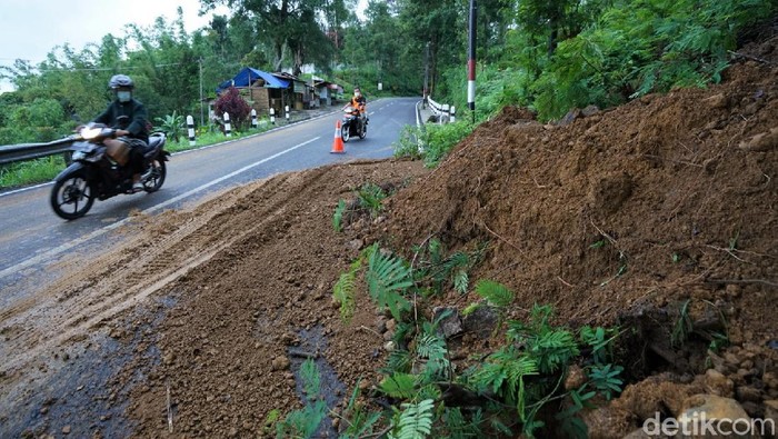 Hujan lebat disertai angin kencang mengakibatkan longsor di kawasan Tawangmangu, Karanganyar. Satu orang dilaporkan tewas akibat longsor  di area tersebut.