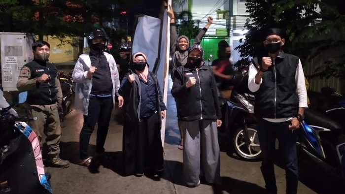 Penertiban APK Paslon Pilkada Makassar (Foto: dok. KPU Kota Makassar)