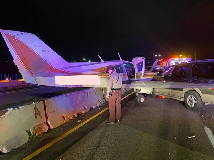 Pesawat Mendarat Darurat di Tol Sampai Menabrak Mobil