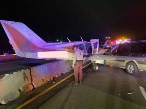 Detik-detik Pesawat Mendarat Darurat di Tol Sampai Tabrak Mobil