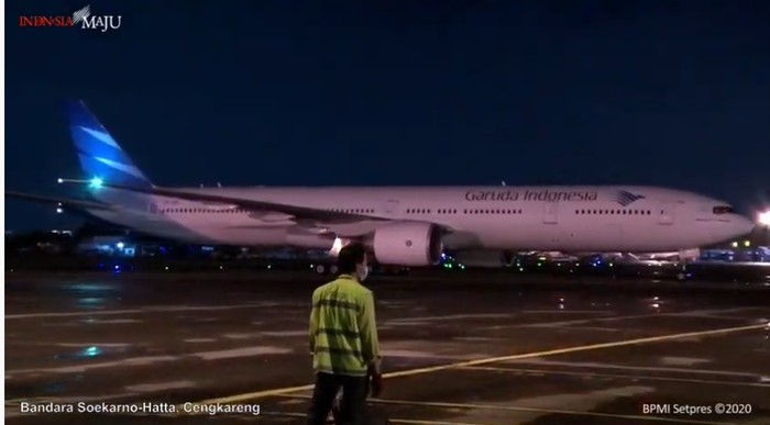 Pesawat Pembawa Vaksin COVID-19 Pesawat Garuda Indonesia yang membawa vaksin COVID-19 tiba di Bandara Soekarno-Hatta. Pesawat itu mendarat sekitar pukul 21.30 WIB.