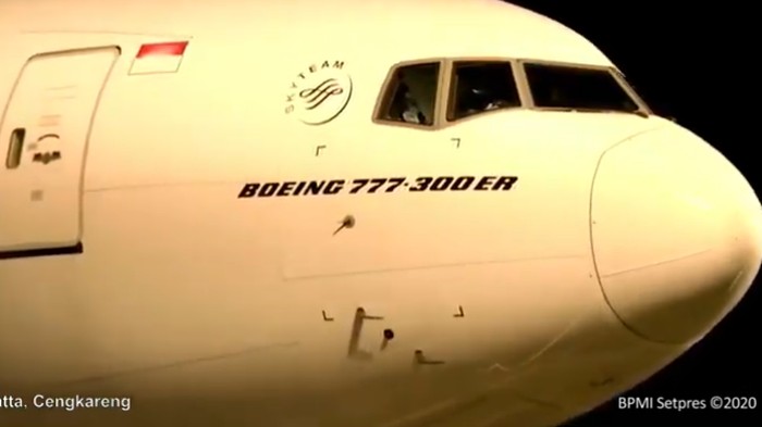 Pesawat Garuda Indonesia yang membawa vaksin COVID-19 tiba di Bandara Soekarno-Hatta. Pesawat itu mendarat sekitar pukul 21.30 WIB.