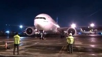 Petugas mengarahkan Boeing 777-300ER di apron Bandara Soekarno-Hatta.