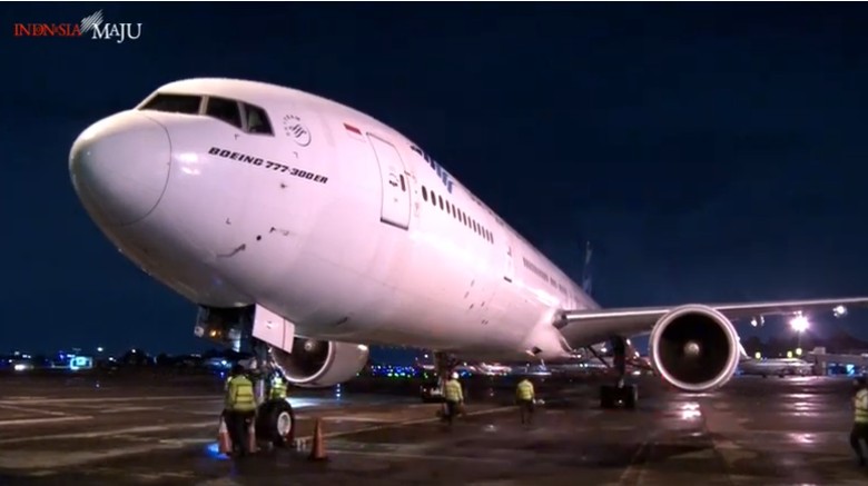 Pesawat Garuda Indonesia yang membawa vaksin COVID-19 tiba di Bandara Soekarno-Hatta. Pesawat itu mendarat sekitar pukul 21.30 WIB.