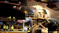 Proses unloading vaksin COVID-19. Menurut Presiden Joko Widodo hari ini pemerintah sudah menerima 1,2 juta dosis vaksin vaksin ini buatan Sinovac yang diuji di Bandung sejak Agustus 2020 lalu.