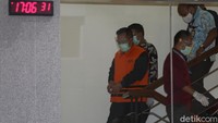 Adi Wahyono bersama Menteri Sosial Juliari Batubara pun kemudian ditahan KPK.