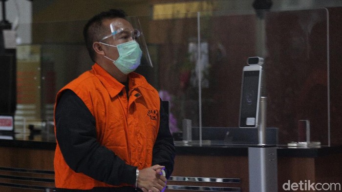 Selain Mensos Juliari Batubara, KPK turut tetapkan Pejabat Pembuat Komitmen Kemensos Adi Wahyono sebagai tersangka. Keduanya ditahan usai serahkan diri ke KPK.