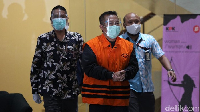 PPK Kemensos Adi Wahyono Juga Turut Ditahan KPK Selain Mensos Juliari Batubara, KPK turut tetapkan Pejabat Pembuat Komitmen Kemensos Adi Wahyono sebagai tersangka. Keduanya ditahan usai serahkan diri ke KPK.
