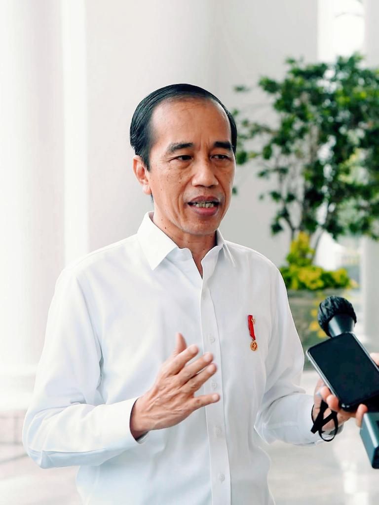 Presiden Joko Widodo menyampaikan keterangan pers terkait penetapan Menteri Sosial Juliari P. Batubara sebagai tersangka