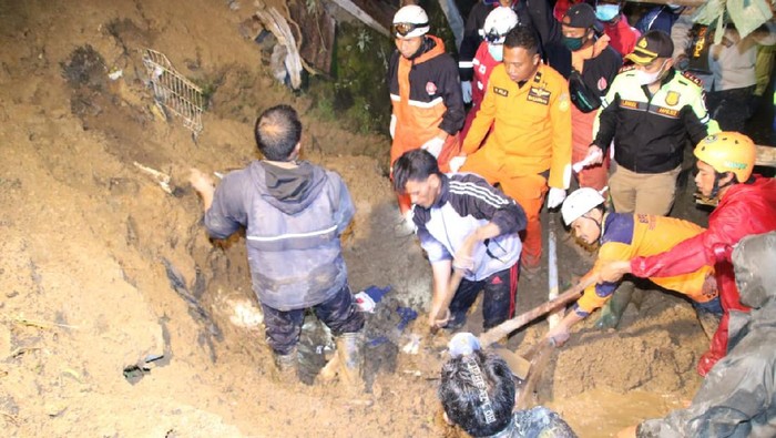 Proses evakuasi korban longsor di Tawangmangu