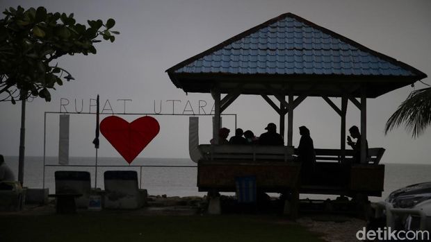 Sebagai salah satu pulau terluar Indonesia, bank yang berada di Pulau Rupat masih minim. Hanya ada beberapa di sana, salah satunya adalah Bank BRI.