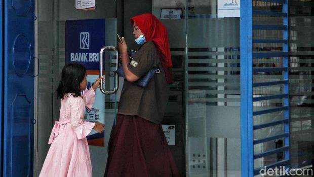 Sebagai salah satu pulau terluar Indonesia, bank yang berada di Pulau Rupat masih minim. Hanya ada beberapa di sana, salah satunya adalah Bank BRI.