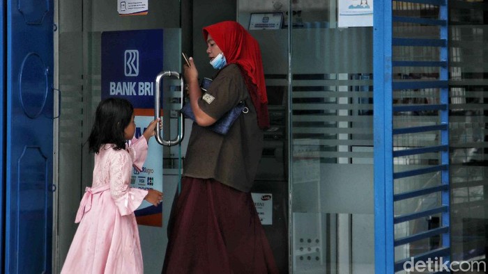 Pulau Rupat Menanti Kehadiran Bank untuk Genjot Ekonomi Sebagai salah satu pulau terluar Indonesia, bank yang berada di Pulau Rupat masih minim. Hanya ada beberapa di sana, salah satunya adalah Bank BRI.