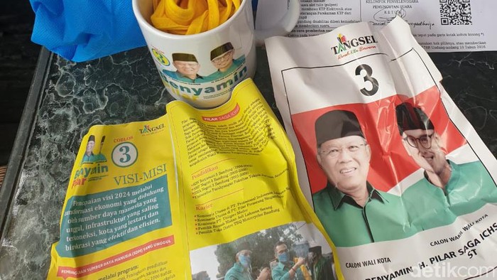 Ramai formulir pemberitahuan pemilih Pilkada Tangsel berisi poster Benyamin-Pilar