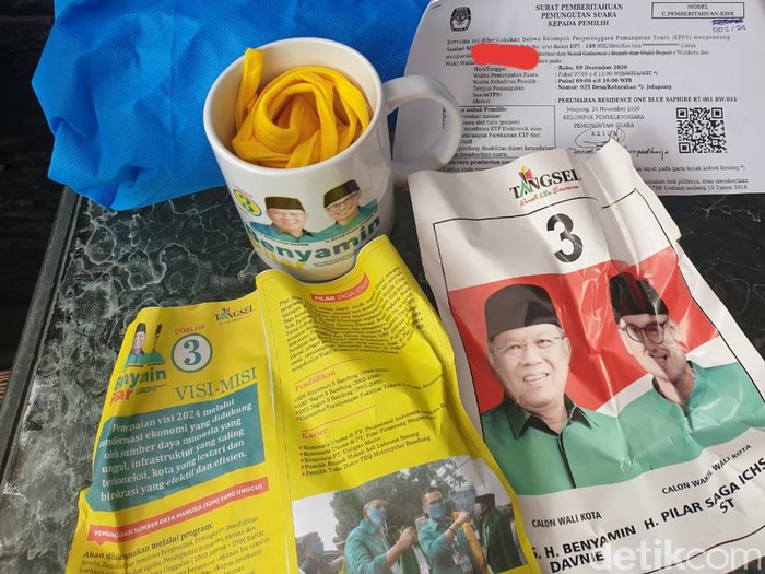 Ramai formulir pemberitahuan pemilih Pilkada Tangsel berisi poster Benyamin-Pilar