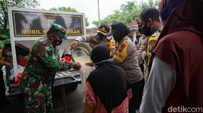 Ratusan Emak-emak Terdampak COVID-19 Dapat Beras Gratis