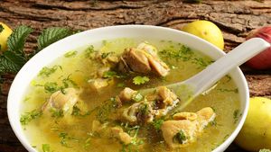 3 Resep Sop Ayam Berkuah Kaldu Bening yang Gurih Menyegarkan