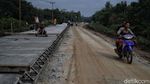 Saat Warga Bahu Membahu Perbaiki Jalan Rusak di Pulau Rupat