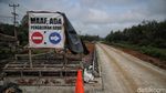 Saat Warga Bahu Membahu Perbaiki Jalan Rusak di Pulau Rupat
