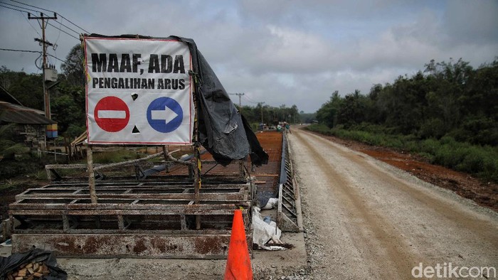 Saat Warga Bahu Membahu Perbaiki Jalan Rusak Di Pulau Rupat