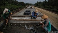 Diketahui, proses perbaikan jalan tersebut tidak dilakukan dengan mengaspal jalan melainkan dengan beton dan cor semen.