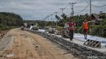 Saat Warga Bahu Membahu Perbaiki Jalan Rusak di Pulau Rupat