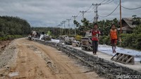 Proses perbaikan jalan itu pun dikhawatirkan dapat membuat jalan yang diperbaiki tersebut dapat cepat rusak karena akan sering dilewati kendaraan  besar yang membawa sawit. 