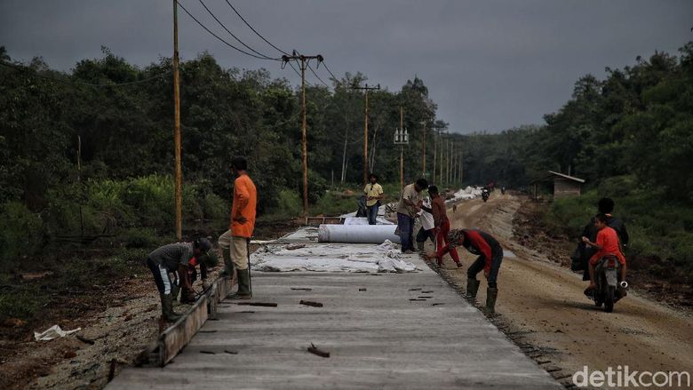 Saat Warga Bahu Membahu Perbaiki Jalan Rusak di Pulau Rupat Warga di kawasan Desa Caruk, Rupat Utara, gotong royong memperbaiki jalan yang rusak. Perbaikan itu telah dilakukan sejak satu bulan yang lalu.