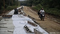 Jalan yang diperbaiki pun diketahui baru mencapai 3 km perjalanan dan hanya di satu sisi jalan yang diperbaiki.