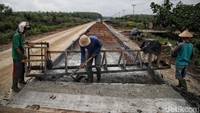 Sejumlah warga memperbaiki jalan yang rusak di kawasan Desa Caruk, Rupat Utara, Bengkalis, Riau.