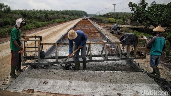 Warga di kawasan Desa Caruk, Rupat Utara, gotong royong memperbaiki jalan yang rusak. Perbaikan itu telah dilakukan sejak  satu bulan yang lalu.