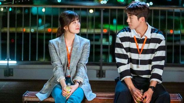 Sinopsis drakor Start-Up Episode 16 yang akan menjawab akhir dari cerita cinta antara Seo Dal-mi (Bae Suzy), Nam Do-san (Nam Joo-hyuk) dan Han Ji-pyeong (Kim Seon-ho): (dok. tvN/Netflix via Hancinema) Sinopsis drakor Start-Up Episode 16 yang akan menjawab akhir dari cerita cinta antara Seo Dal-mi (Bae Suzy), Nam Do-san (Nam Joo-hyuk) dan Han Ji-pyeong (Kim Seon-ho): (dok. tvN/Netflix via Hancinema)