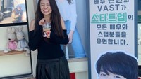 Ia berperan sebagai Jung Saha. Dimana ia berprofesi sebagai graphic designer. Perannya di sana terkesan angkuh namun sebenarnya hangat. Saat syuting, ia mendapatkan kiriman coffee truck dari Hyunbin, rekan satu agensinya. Foto: Instagram @stephanielee199