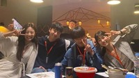 Walaupun karakternya terlihat angkuh di drama Start Up. Tapi, aslinya Stephanie Lee sangat ramah. Lihat saja momennya saat bersantap dengan Bae Suzy dan pemeran lainnya. Foto: Instagram @stephanielee199