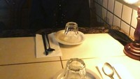 Pose manisnya saat menunggu makanan di restoran juga ia abadikan. Konsep restoran yang ia kunjungi juga terlihat unik ya! Foto: Instagram @stephanielee199