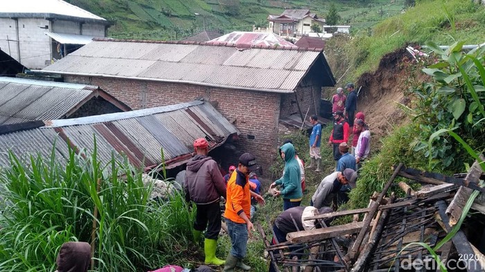Tebing 10 Meter Longsor Timpa Dua Rumah Warga Magetan