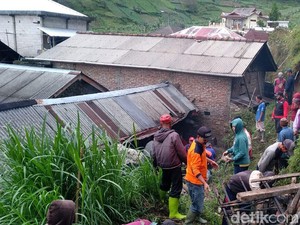 Tebing 10 Meter Longsor Timpa Dua Rumah Warga Magetan, Satu Orang Luka