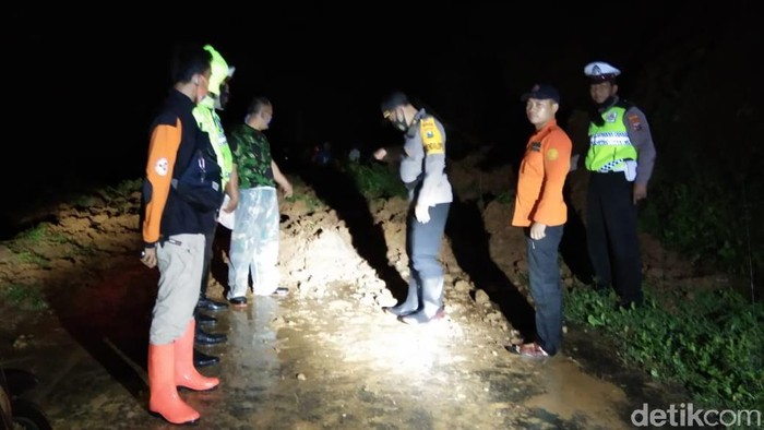 Tebing 20 Meter Longsor Tutup Jalur Utama Wisata Sedudo Nganjuk