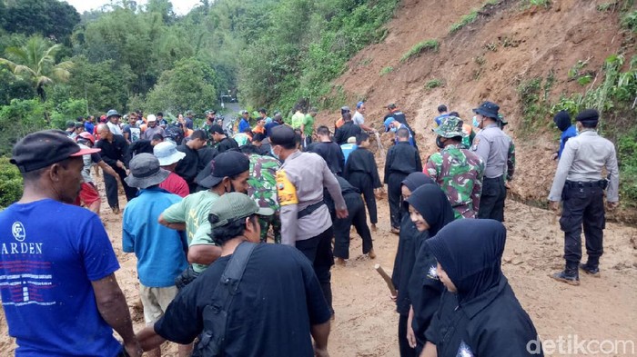 Tebing 20 Meter Longsor Tutup Akses Utama Air Terjun ...