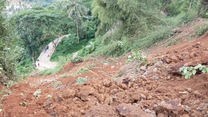 Tebing setinggi 100 meter longsor di Cianjur, akses antar kecamatan lumpuh