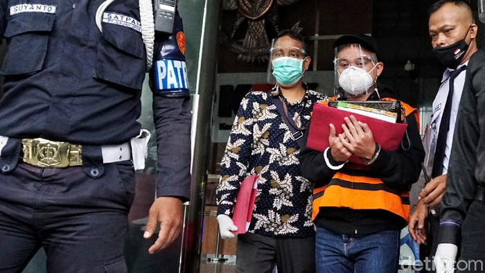 Terjerat Korupsi Bansos Corona, Harry Sidabuke Ditahan KPK Harry Sidabuke ditahan KPK terkait dugaan kasus suap terkait bansos Corona. Ia pun sebelumnya telah ditetapkan sebagai tersangka terkait kasus dugaan suap itu.